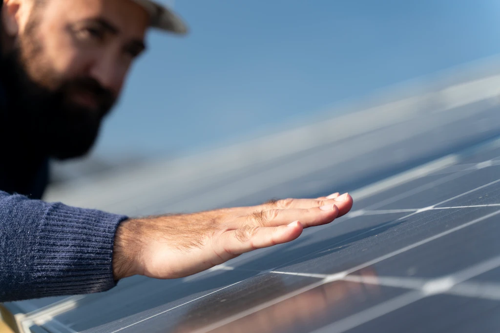 hombre cerca de unas placas solares