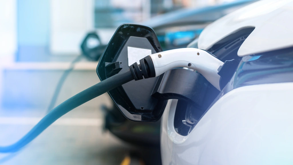 cuanta potencia se necesita para cargar un coche eléctrico