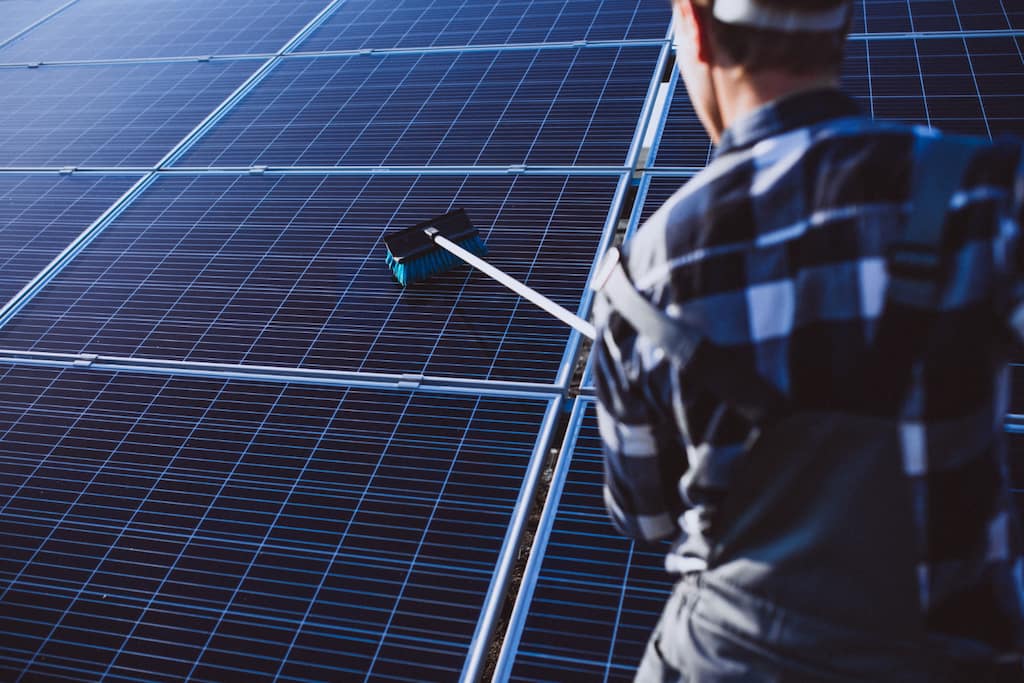como limpiar las placas solares